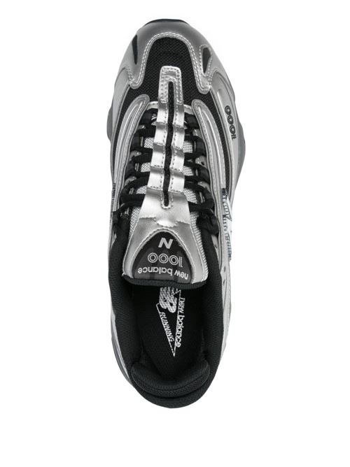 Sneaker argento di NEW BALANCE caratterizzata da rivestimenti in mesh, logo laterale e suola segmentata e lacci. NEW BALANCE | M1000EGRSILVER